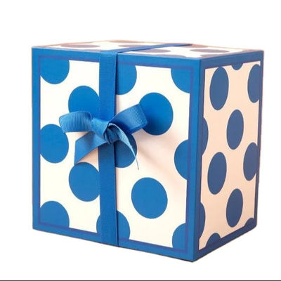 Ausgestellte Deluxe Quadrat-Geschenkbox mit Süßigkeiten und Blumendruck