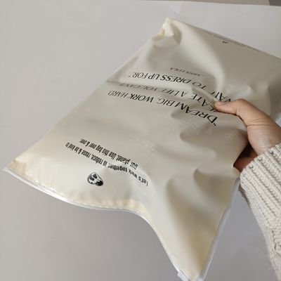 Gravurdruck Reißverschluss Plastikbeutel für Bekleidung Verpackung Custom Logo und wasserdicht