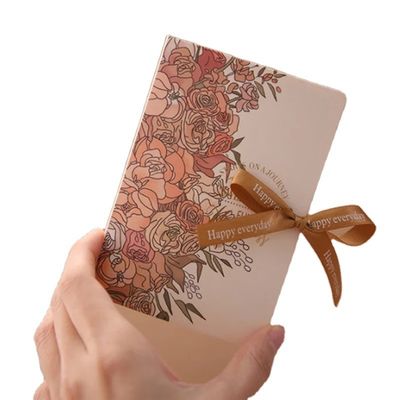Schöne Geschenkhandwerk Hochzeitsboxen wie Schokoladenkartons und Quadratrosen
