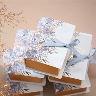 Schöne Geschenkhandwerk Hochzeitsboxen wie Schokoladenkartons und Quadratrosen