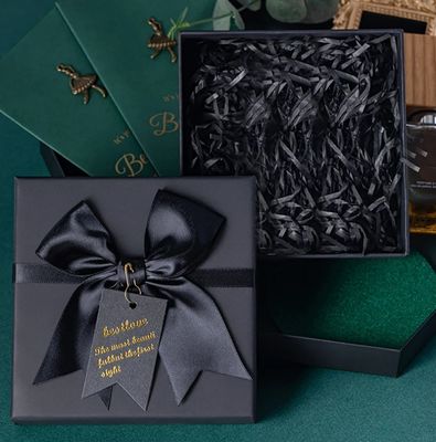 Custom Gift Packaging Box mit goldenem Logo für T-Shirt Kleidung und Schal