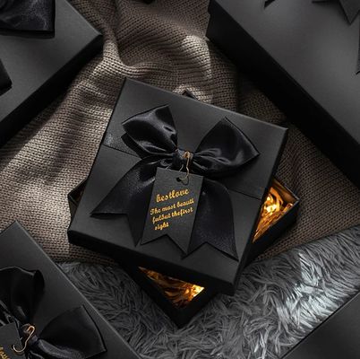 Custom Gift Packaging Box mit goldenem Logo für T-Shirt Kleidung und Schal