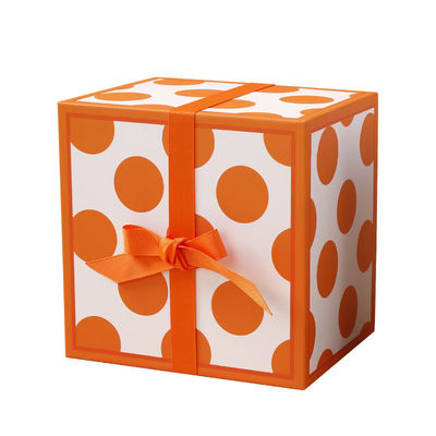 Ausgestellte Deluxe Quadrat-Geschenkbox mit Süßigkeiten und Blumendruck