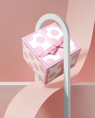 Ausgestellte Deluxe Quadrat-Geschenkbox mit Süßigkeiten und Blumendruck