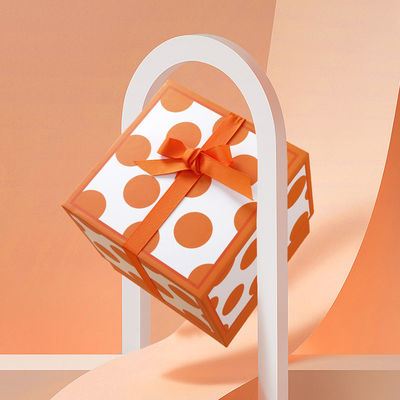 Ausgestellte Deluxe Quadrat-Geschenkbox mit Süßigkeiten und Blumendruck