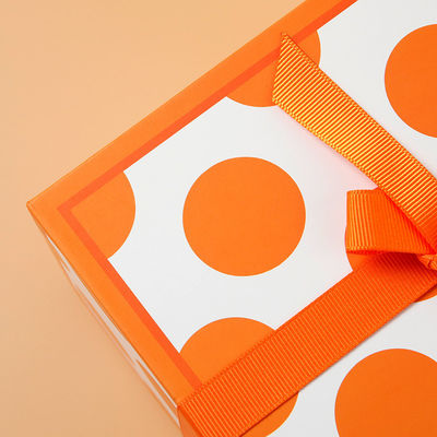 Ausgestellte Deluxe Quadrat-Geschenkbox mit Süßigkeiten und Blumendruck
