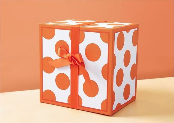 Ausgestellte Deluxe Quadrat-Geschenkbox mit Süßigkeiten und Blumendruck