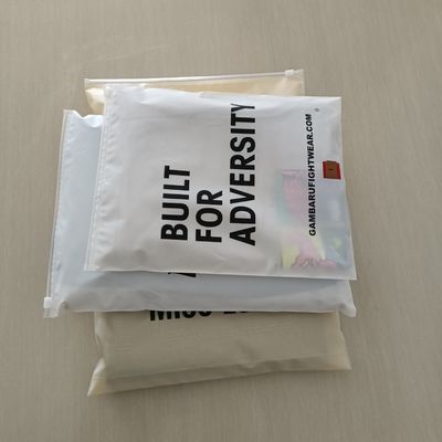 Gravurdruck Reißverschluss Plastikbeutel für Bekleidung Verpackung Custom Logo und wasserdicht