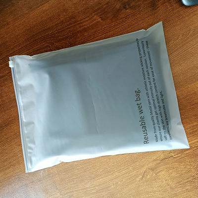 Custom Low MOQ Kunststoff Reißverschlussbeutel Schrumpfbeutel für Kleidung Reißverschluss Frosted